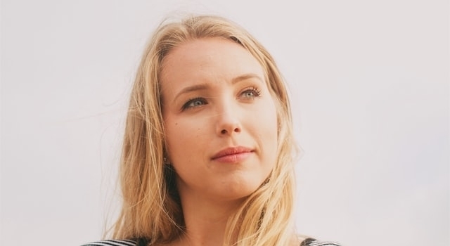 blond woman dry eyes 640×350 1.jpg