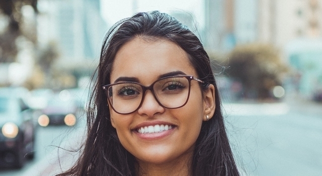 girl wearing sytlish eyeglasses 640.jpg