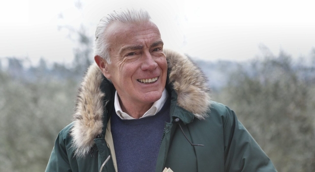 senior man grey hair outdoors 640.jpg