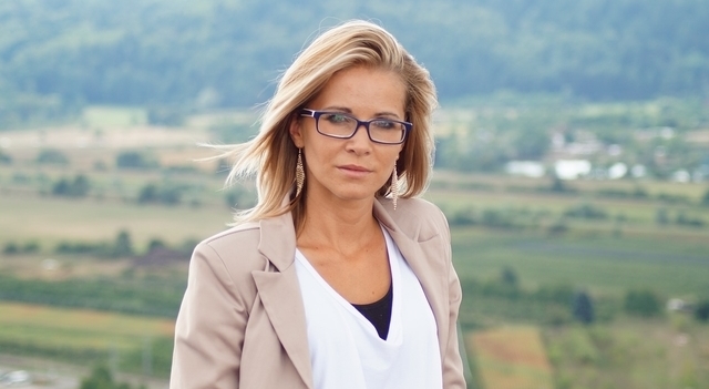 woman blue rimmed glasses 640.jpg