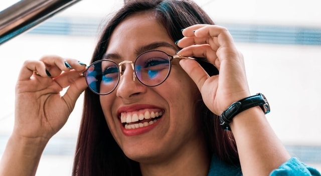 woman wearing round shaped glasses 640.jpg